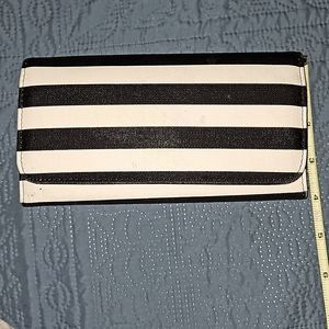 NWOT Kut from the Cloth wallet